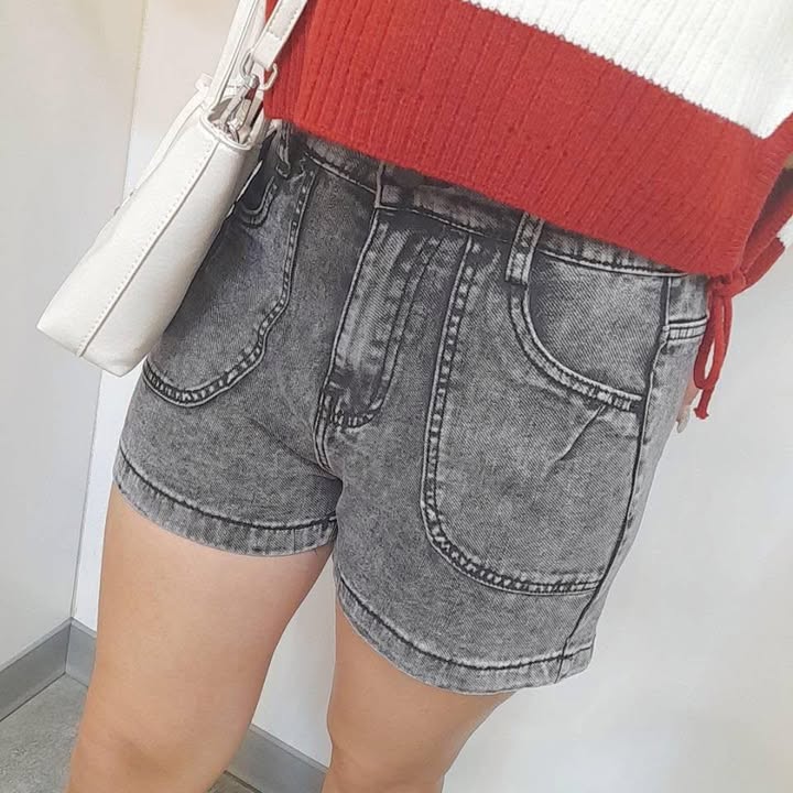 黑灰色牛仔短褲