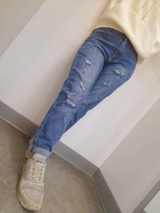 寬鬆隨性剪裁刷破男友褲