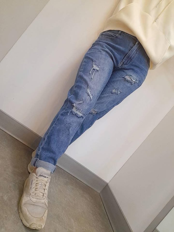 寬鬆隨性剪裁刷破男友褲