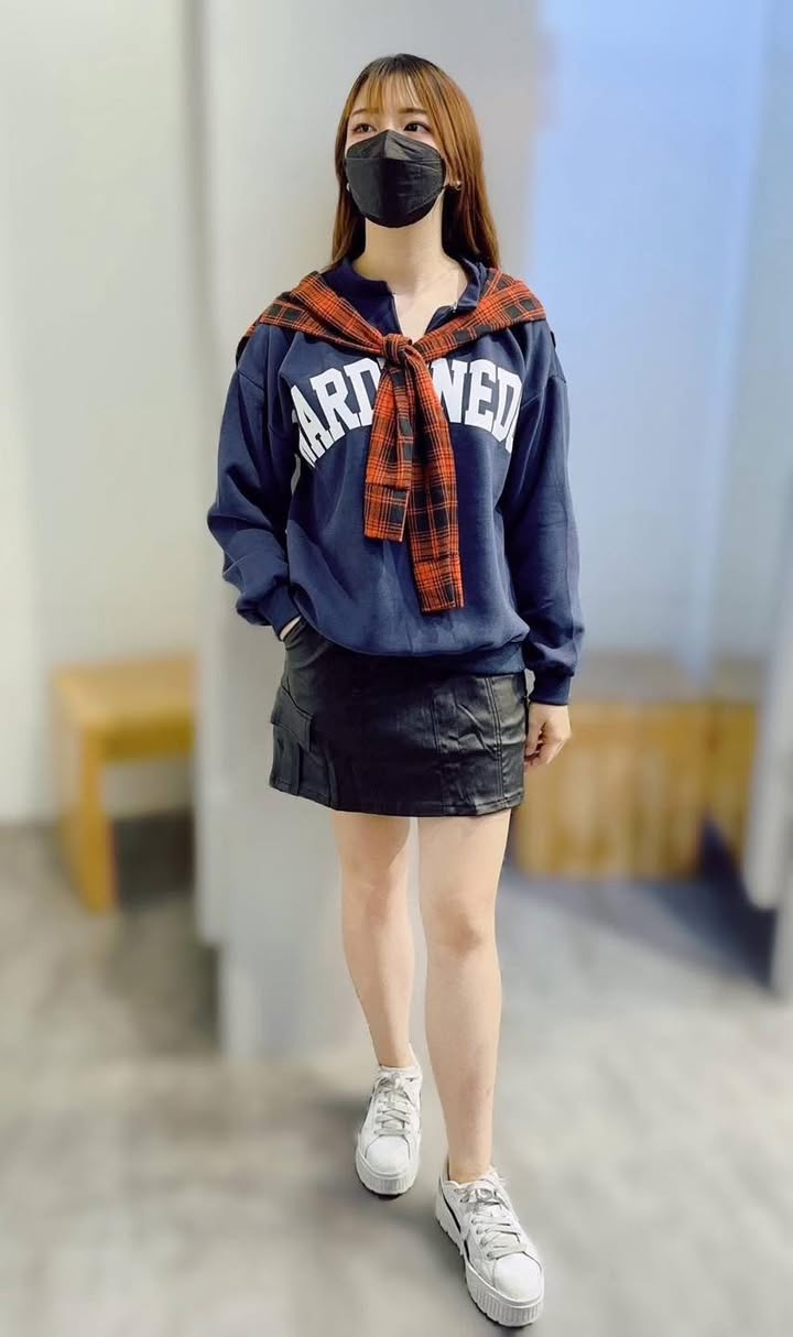 假兩件格紋披肩字母大學T - Image 3