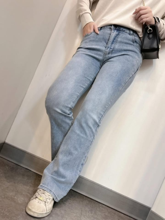 造型二扣牛仔小喇叭褲