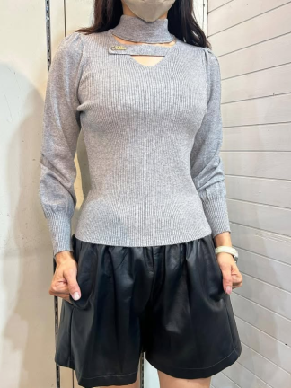 鎖骨鏤空針織上衣