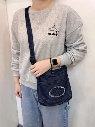 牛仔貼布斜背包