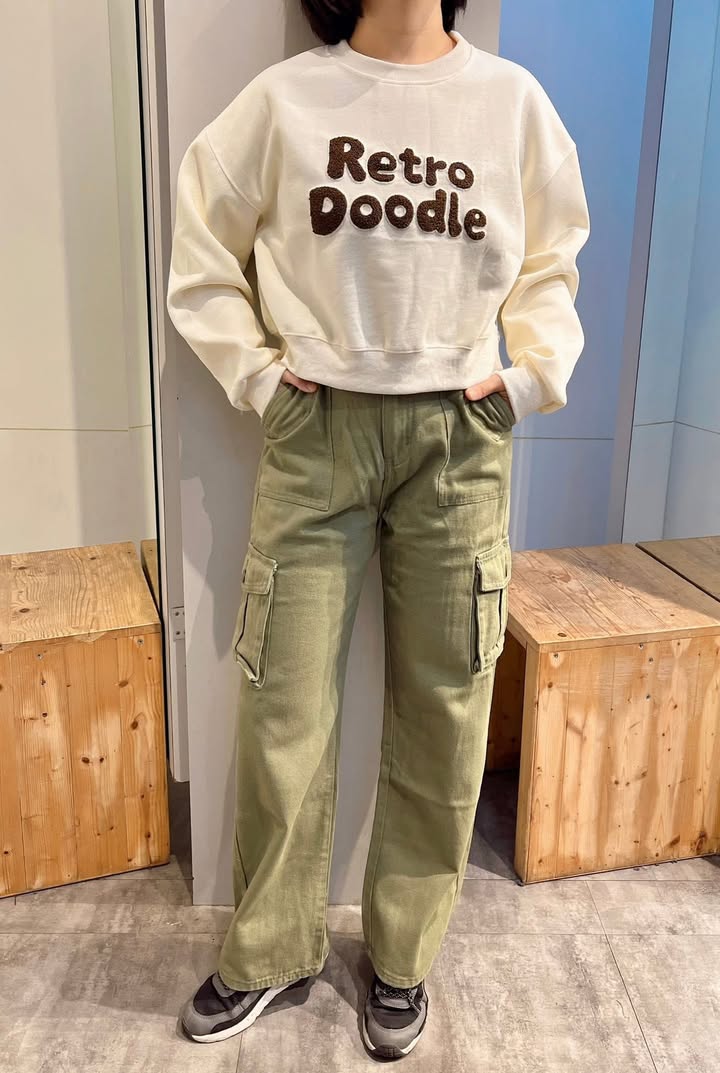 英文刺繡短版大學T - Image 2