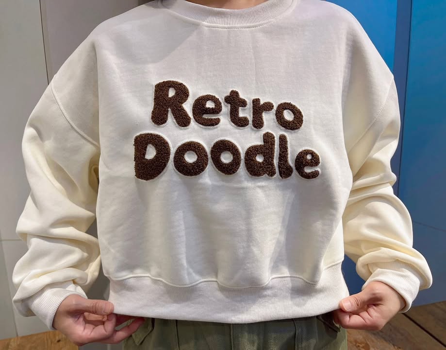 英文刺繡短版大學T - Image 7