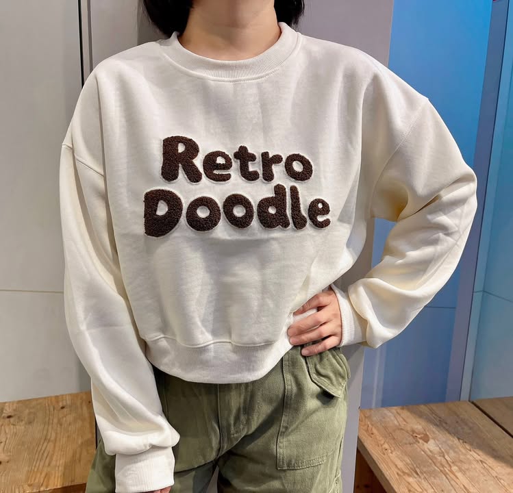 英文刺繡短版大學T - Image 3