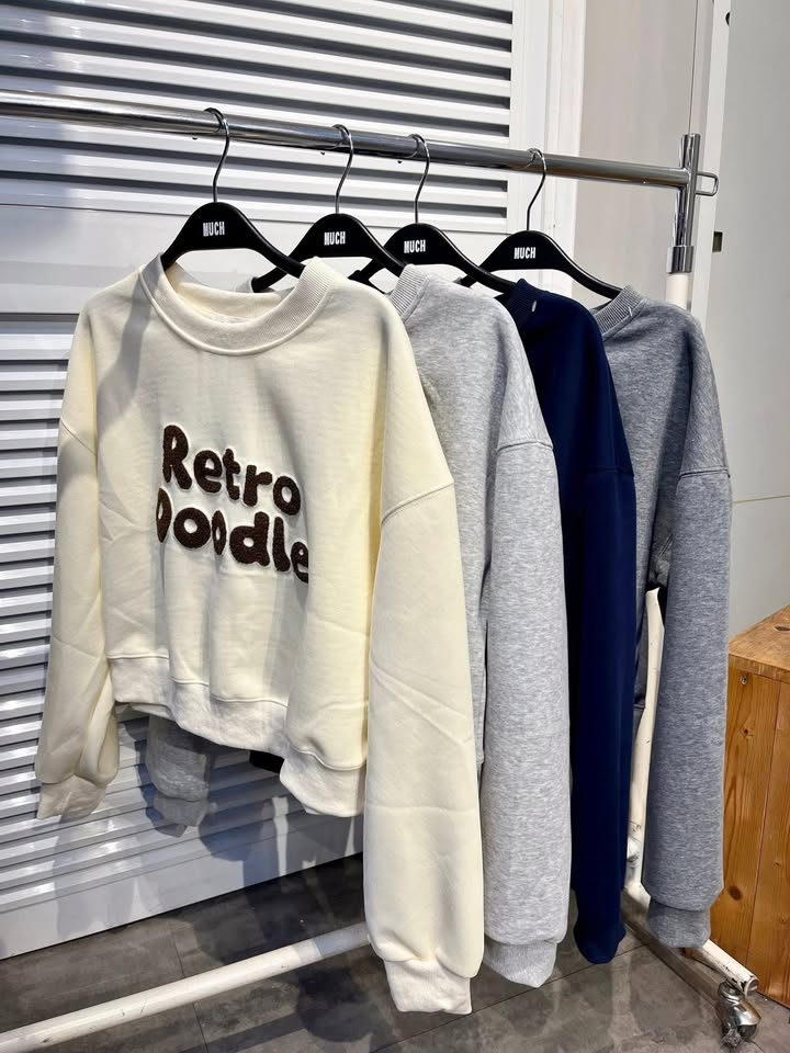 英文刺繡短版大學T - Image 12