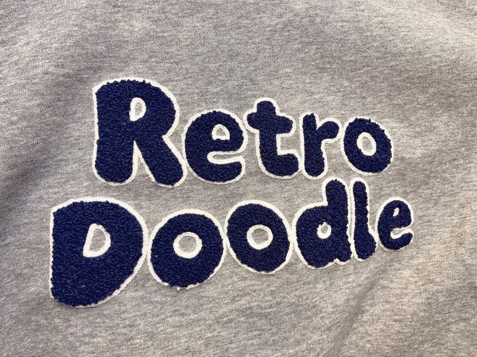英文刺繡短版大學T - Image 9