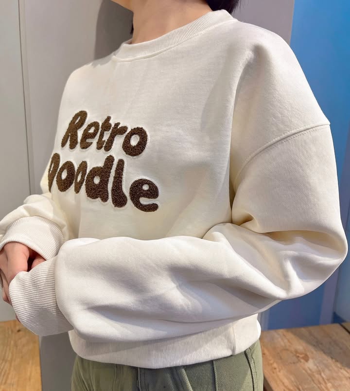 英文刺繡短版大學T - Image 4
