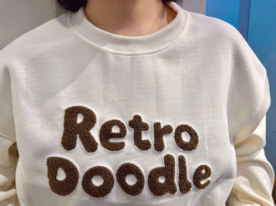 英文刺繡短版大學T - Image 8