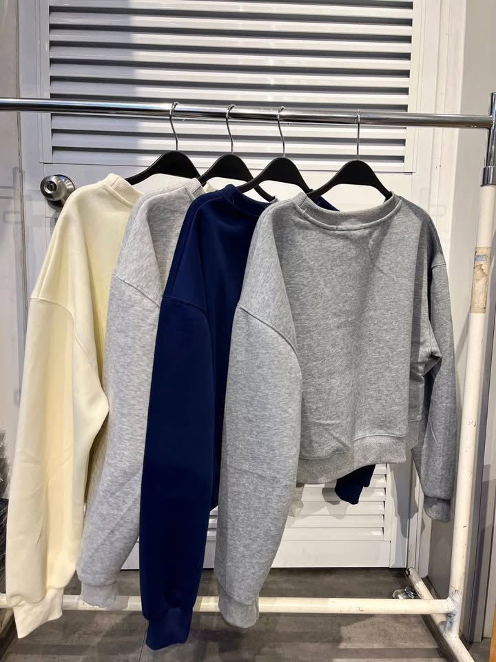 英文刺繡短版大學T - Image 13