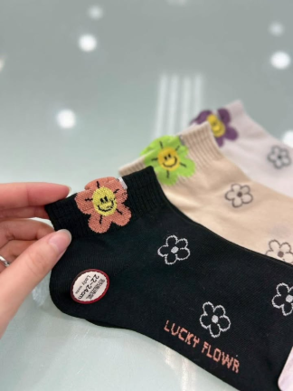 奶油色底小花短襪