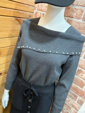 珍珠斜領針織上衣