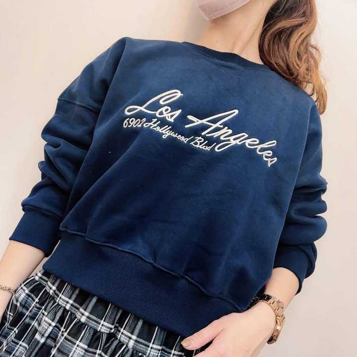 洛城字母刺繡短版刷毛大學T - Image 12