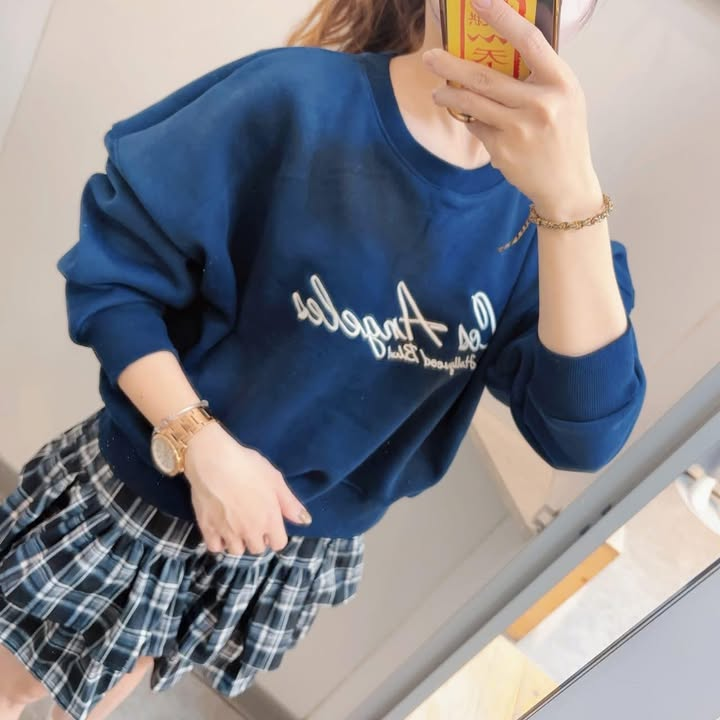洛城字母刺繡短版刷毛大學T - Image 10