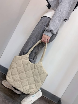 輕量感菱格鋪棉肩背包