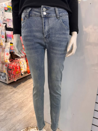 門市暢銷直筒牛仔褲