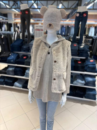 奶霧感愛心排釦毛毛背心