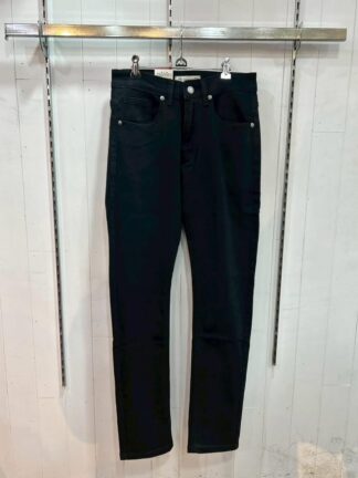 修身黑色直筒牛仔褲