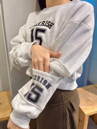 短版英文刺繡刷毛大學T