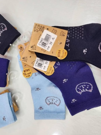 小貓出沒啦～可愛到不行的小貓童襪登場！