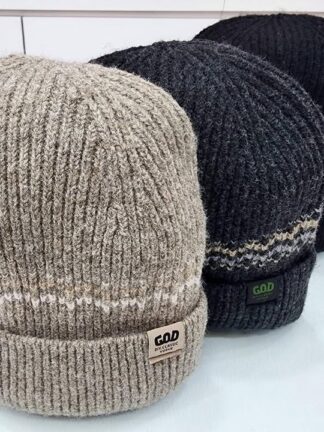 厚毛帽.小小條紋點綴，不單調剛剛好,側邊小英文字圖案，低調又有型