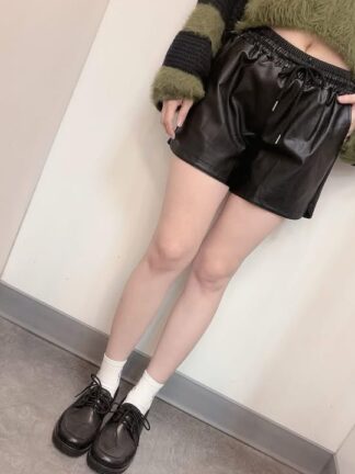 黑色皮革短褲