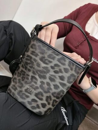 🐆 粉霧豹紋腋下包