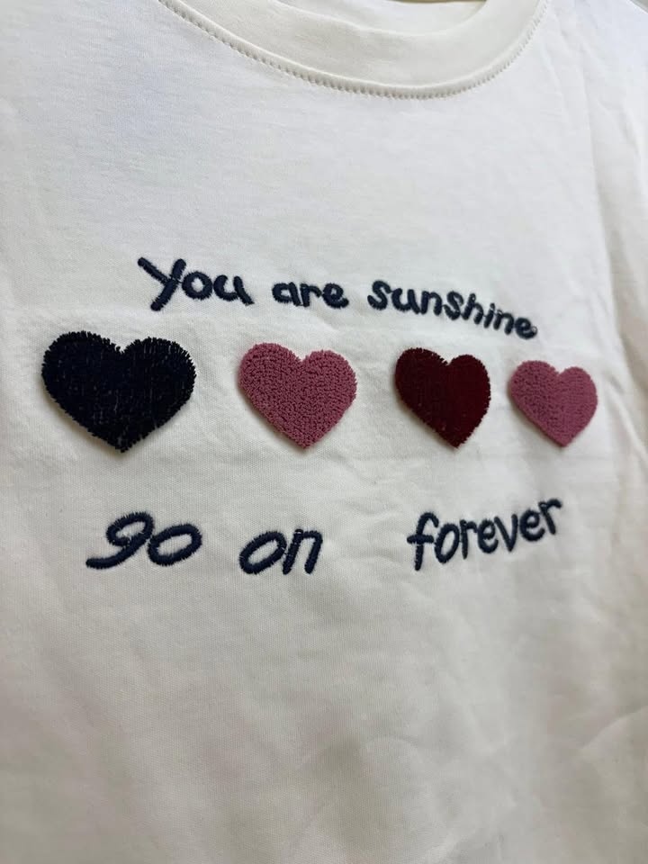 You are sunshine 愛心刺繡短T 🌈 - Image 8