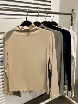 木耳邊高領內搭上衣