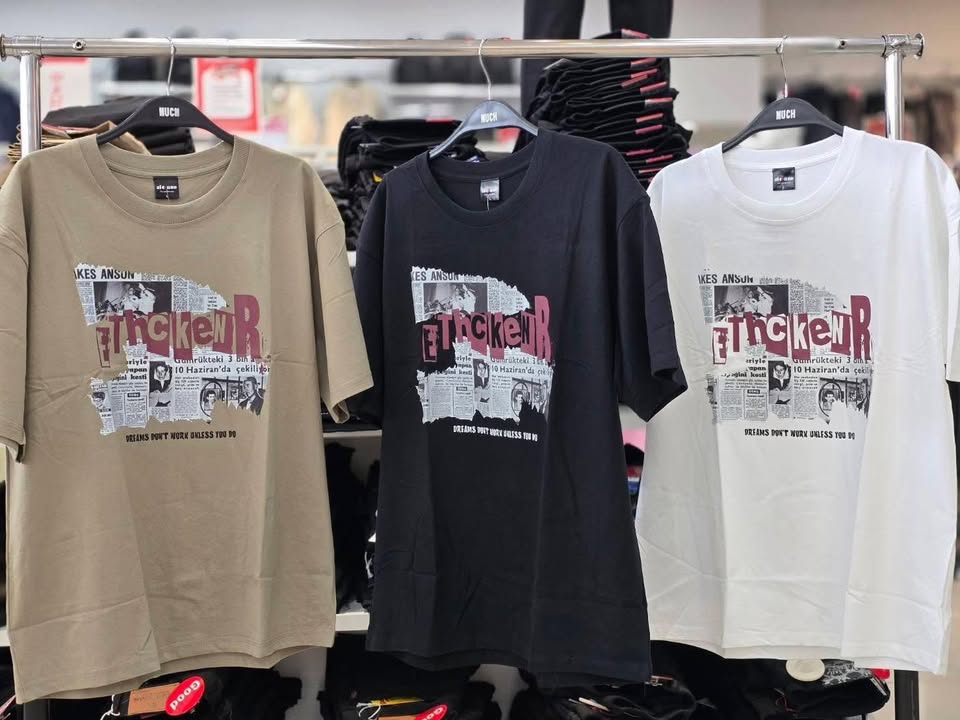 美式報紙拼貼印花圓領 T - Image 2