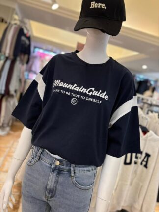 撞色袖拼字母上衣