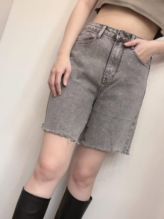灰色高腰丹寧百慕達短褲（又稱五分褲）