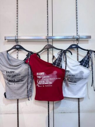 HAPPY LOVE》不對稱單肩綁帶印花短版上衣