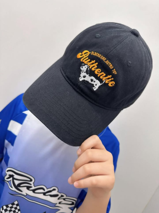 日常百搭小亮點登場！經典老帽版型 × 可愛臘腸狗刺繡