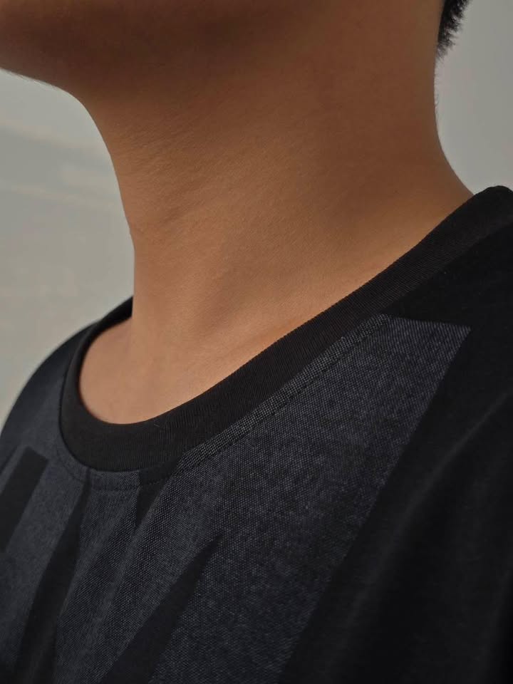 幾何字母圓領 T - Image 9