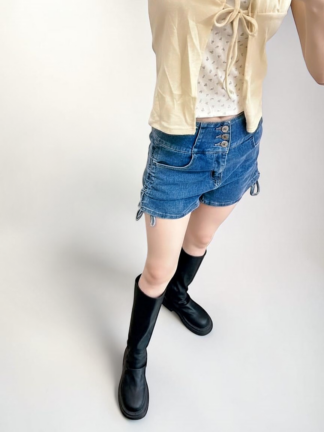 俏皮側綁帶．排釦收腹牛仔短褲