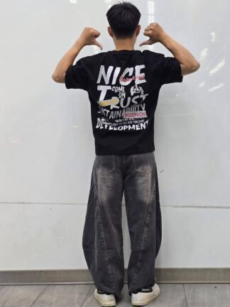 NICE TRUST 滿版標語圓領 T