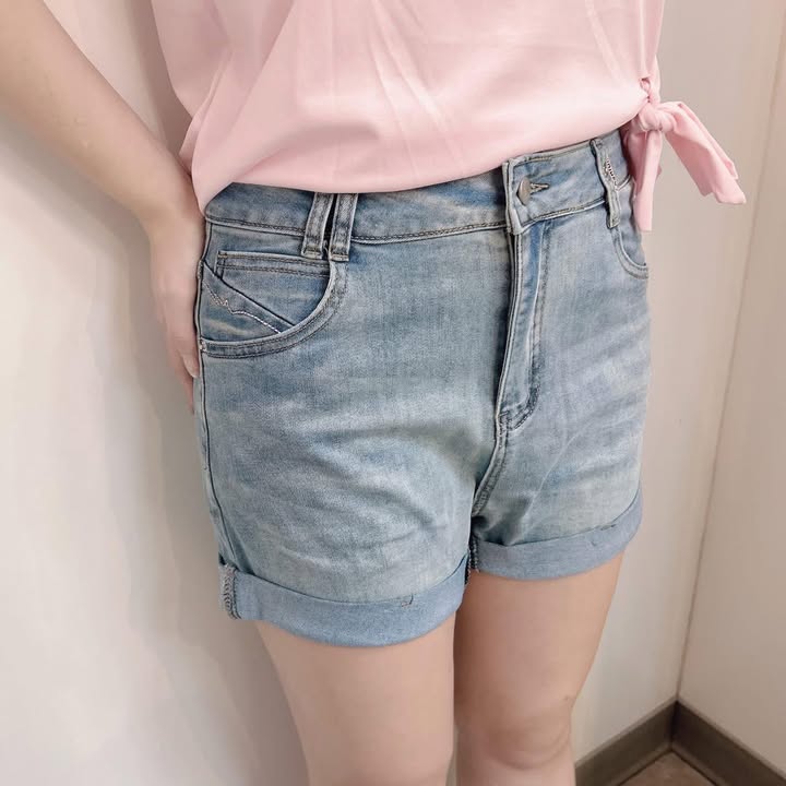 顯瘦淺藍牛仔反摺短褲