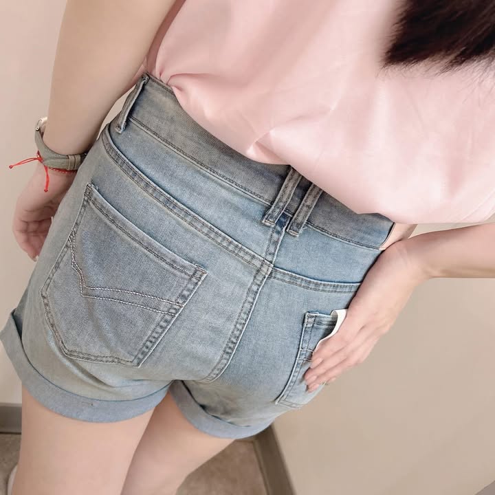 顯瘦淺藍牛仔反摺短褲:圖片 2