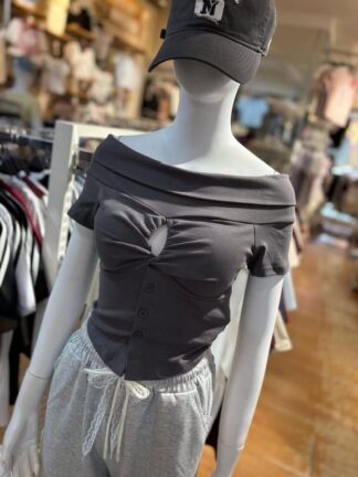 心機裸空一字領抓皺排扣短版上衣