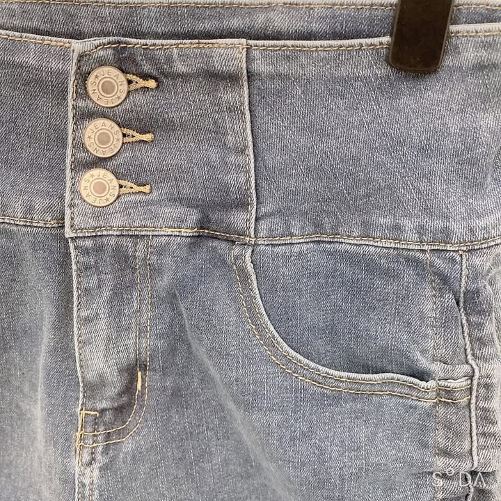 俏皮側綁帶.排釦收腹牛仔短褲 - Image 12